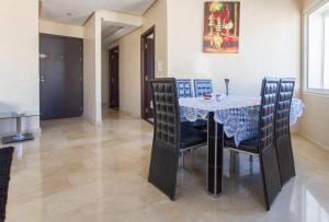 卡萨布兰卡Res Mario 3 Lovely Apartment With Balcony & Sea View Free Wifi的一间带桌椅的用餐室