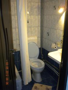 雅西Pension Garofita的浴室配有白色卫生间和盥洗盆。