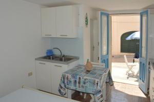 莱乌卡Dimora del Marinaio的厨房配有水槽和桌子