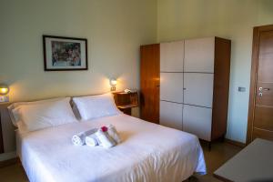 里米尼米拉马雷市酒店的一间卧室配有一张床,上面有两条毛巾