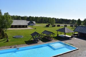 库雷萨雷苏尔托尔度假村酒店的享有带庭院的游泳池的空中景致