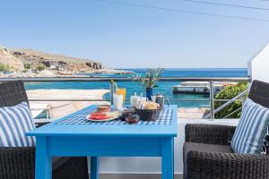 霍拉斯法基翁莱夫卡大利酒店的海景阳台上的蓝色桌子