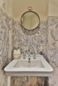 波尔图Republica 157 Guest House的一间带水槽和镜子的浴室