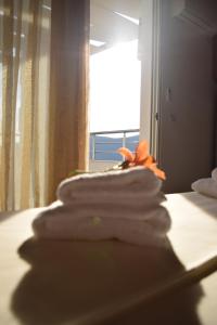 科帕罗Belvedere Adriatica的一堆毛巾坐在床上,靠窗