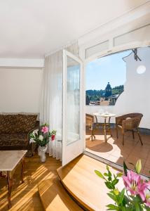 玛丽亚温泉罗马撒酒店的客厅设有大型滑动玻璃门