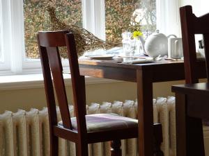 巴克斯顿Grendon Bed & Breakfast的餐桌、椅子和窗户