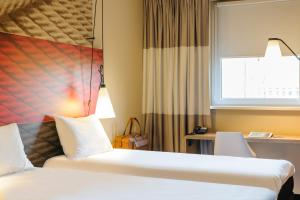 汉堡宜必思汉堡城市酒店的酒店客房设有两张床和窗户。
