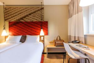 汉堡宜必思汉堡城市酒店的配有一张床和一张书桌的酒店客房