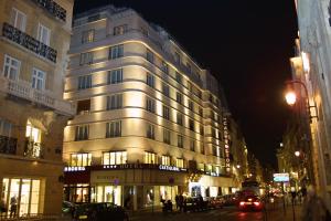 巴黎卡斯蒂尼奥那酒店的夜幕降临的城市街道上一座高楼