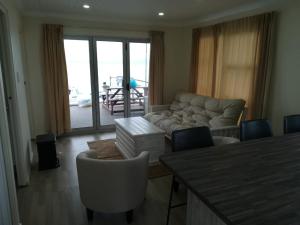 兰格班Kraalbaai Lifestyle House Boats的客厅配有沙发和桌椅