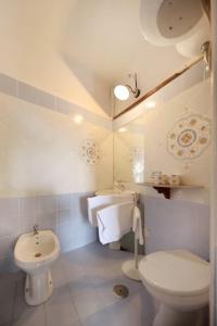 普罗奇达Azzurromare Residence的白色的浴室设有卫生间和水槽。