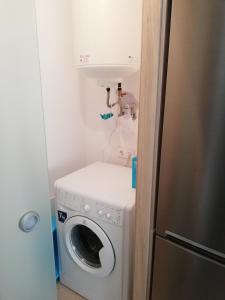 圣地亚哥－德孔波斯特拉Luminoso Apartamento Con Parking的小房间设有洗衣机和水槽