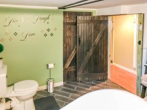 EwingCo-ed Dorm with Fantastic Patio!的浴室设有滑动谷仓门和卫生间。
