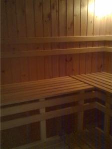 齐尔茨瑞兹卡克斯弗加铎旅馆的木板凳,设有木墙