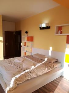 Apartament Orange Sunset Mamaia Nord客房内的一张或多张床位