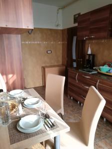 Apartament Orange Sunset Mamaia Nord餐厅或其他用餐的地方