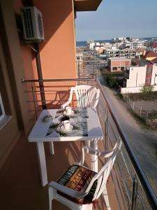 Apartament Orange Sunset Mamaia Nord的阳台或露台