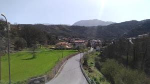 Laino BorgoPalia's Hotel的山丘村落的 ⁇ 曲路