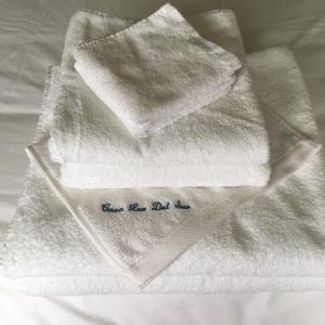 阿尔豪林格朗德B&B Casa Luz del Sur, adults only的床上的一堆白色毛巾