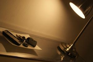 南特L'Erdream的一张桌子,上面有台灯和纸上的手机