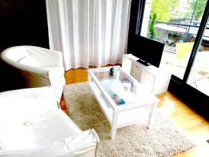 南特L'Erdream的客厅配有白色咖啡桌和白色椅子