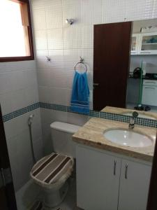 格拉瓦塔Flat Luxo em Gravatá Winterville的一间带卫生间和水槽的浴室