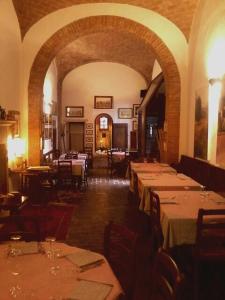 卡斯蒂戈隆·多尔希亚Cisterna Nel Borgo的大楼内带桌椅的用餐室