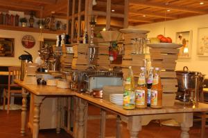 Markt Erlbach朗格诺兰德酒店的厨房配有带瓶子的木桌