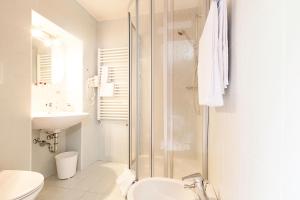安泰塞尔瓦·迪·梅佐梅斯内维特酒店的带淋浴、卫生间和盥洗盆的浴室