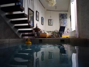马拉喀什Dar d'Art的客厅游泳池里的人