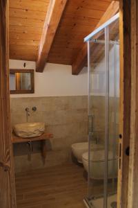 蒙蒂奥韦特Maison Chenal的浴室配有卫生间、盥洗盆和浴缸。