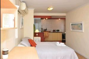 科尔多瓦Temporary Rental Apartments的一间带白色床的卧室和一间厨房