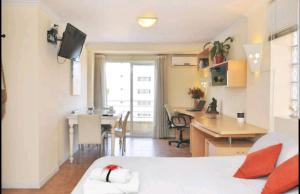 科尔多瓦Temporary Rental Apartments的客房设有一张床、一张书桌和一间厨房
