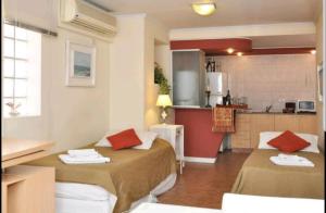 科尔多瓦Temporary Rental Apartments的一间小房间,配有两张床和厨房