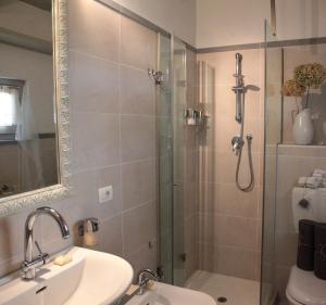 奥瓦达Il Borgo Delle Grazie的带淋浴、盥洗盆和卫生间的浴室