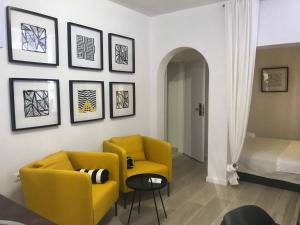 图彻皮Villa Nora的客厅配有黄色椅子和床