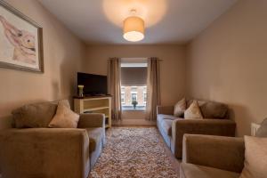 伦敦德里Diamond House Apartments的客厅设有两张沙发和一个窗户