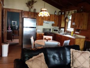 Sorel乐夏朗德汽车旅馆的厨房以及带沙发和桌子的客厅。