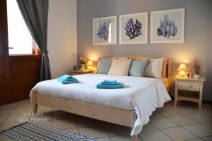 萨尔雷博阿维斯塔预订公寓的一间卧室配有一张大床和毛巾