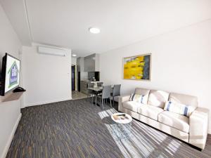 彭里斯彭里斯高值套房公寓的客厅配有沙发和桌子