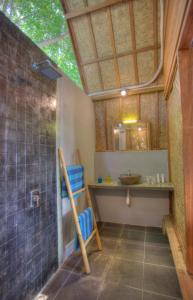 吉利阿尔胡米亚别墅私人泳池酒店的带淋浴和盥洗盆的浴室