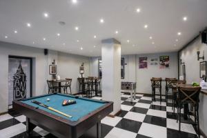 伊斯坦布尔汉切青年旅舍的台球室、台球桌和酒吧