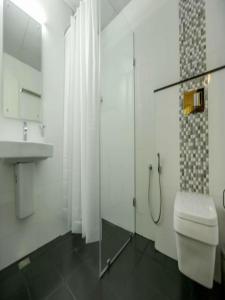 埃尔讷古勒姆Le Noor的带淋浴、卫生间和盥洗盆的浴室