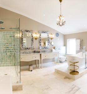 开普敦开普文化遗址酒店的带淋浴、盥洗盆和浴缸的浴室