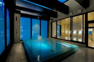 东京东京六本木公寓酒店的一座游泳池,位于一座享有城市美景的建筑内