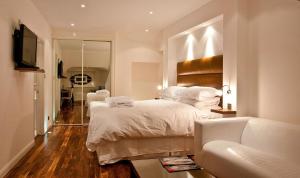 庞特普里德The Blueberry Hotel的卧室配有一张白色大床和镜子