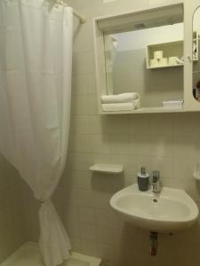 扎达尔绮丽吉恩公寓的白色的浴室设有水槽和镜子