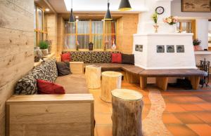 特洛普拉赫特洛普拉赫霍夫餐厅酒店的带沙发和壁炉的客厅