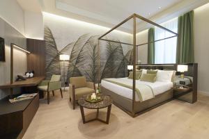 佛罗伦萨梅索日套房酒店的酒店客房配有一张床、一张桌子和一张桌子。