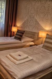 RajhradHotel U Kašny的酒店客房,配有两张带毛巾的床